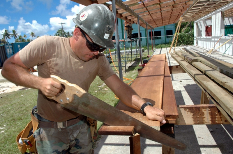 charpentier-ST LAURENT DU VAR-min_worker_construction_building_carpenter_male_job_build_helmet-893290